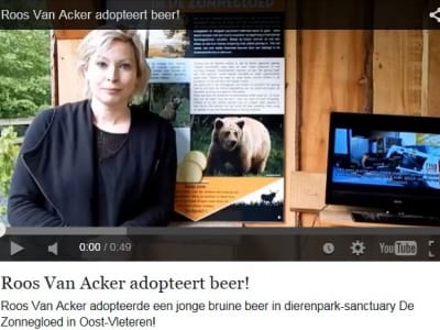 Roos Van Acker verzot op beertje Berros !